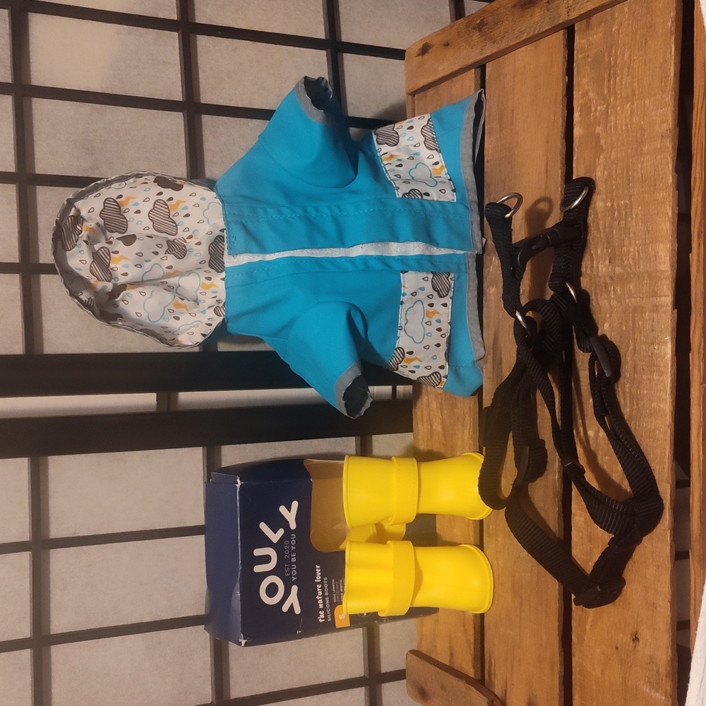 Sm/med raincoat, rain boots and harness